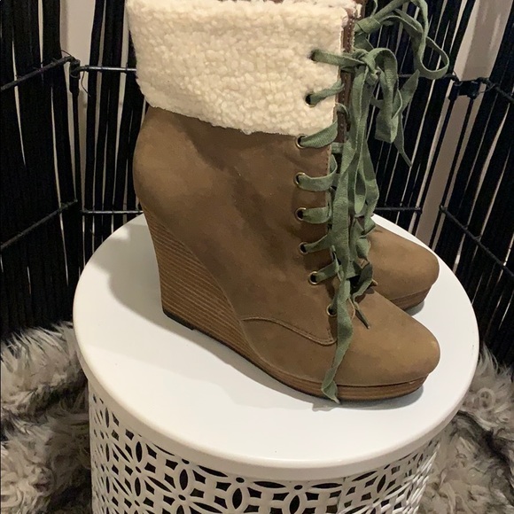 (PRE-LOVED) RESTRICTED WOMEN WEDGE HEEL BOOTS💖 - Picture 3 of 6